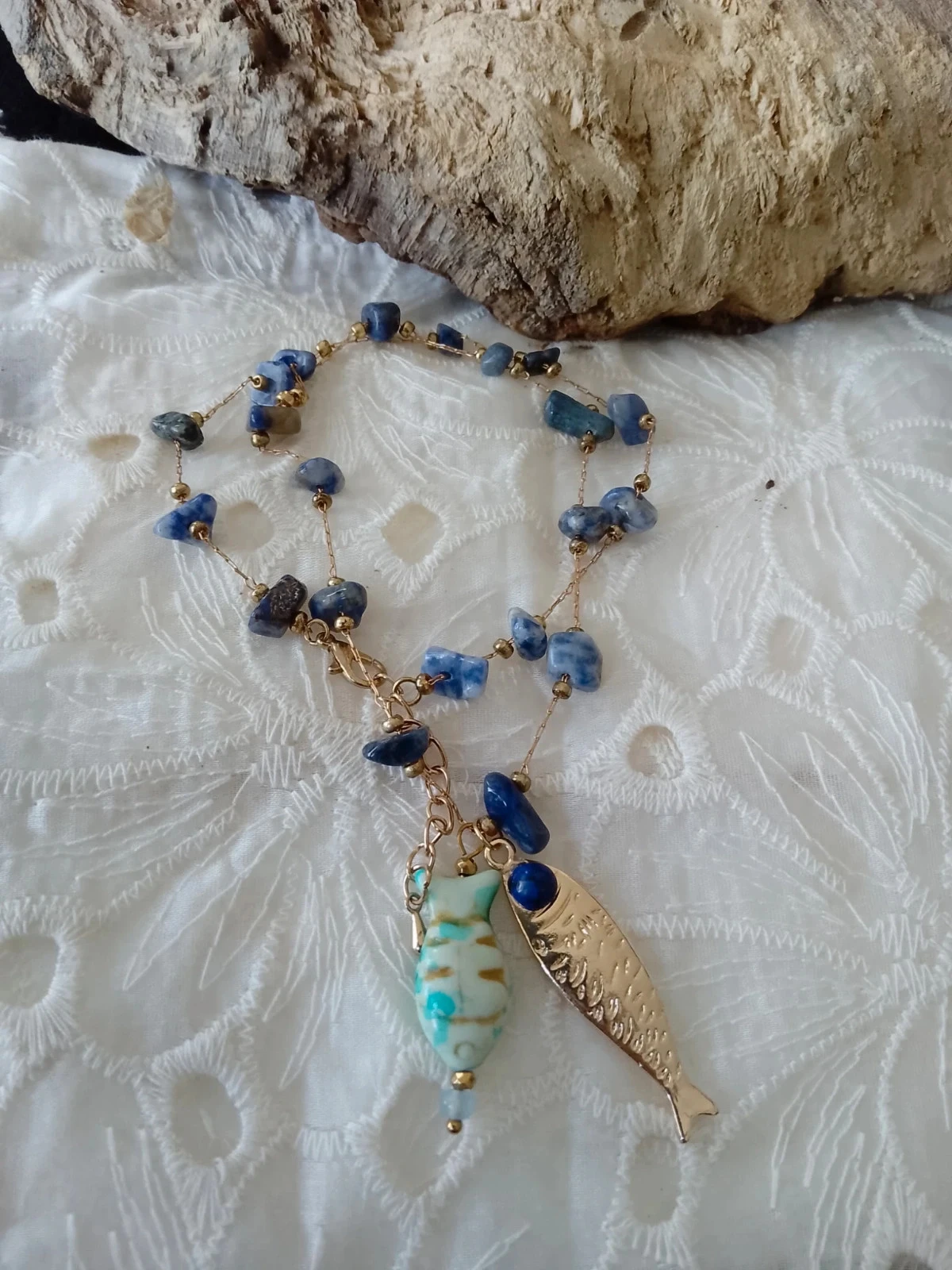 Collier poissons en pierres naturelles bleues